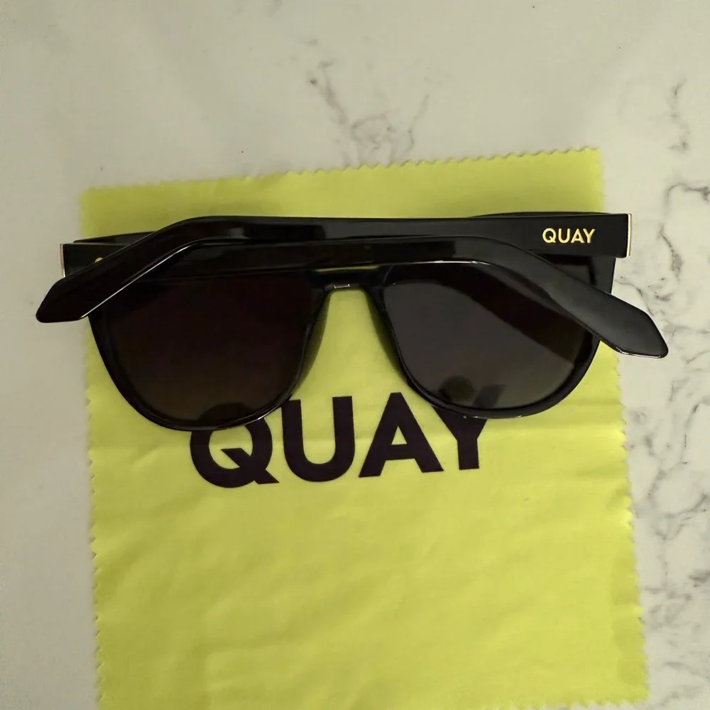 Quay Polarized Cat-Eye Sunglasses in Black Frame with Smoke Lens/ UV Protection - Picture 3 of 5